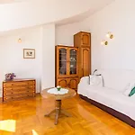 Apartment 50 Meter Bis Zum Mit Meerblick, Kueche, Wlan, Klima Pula