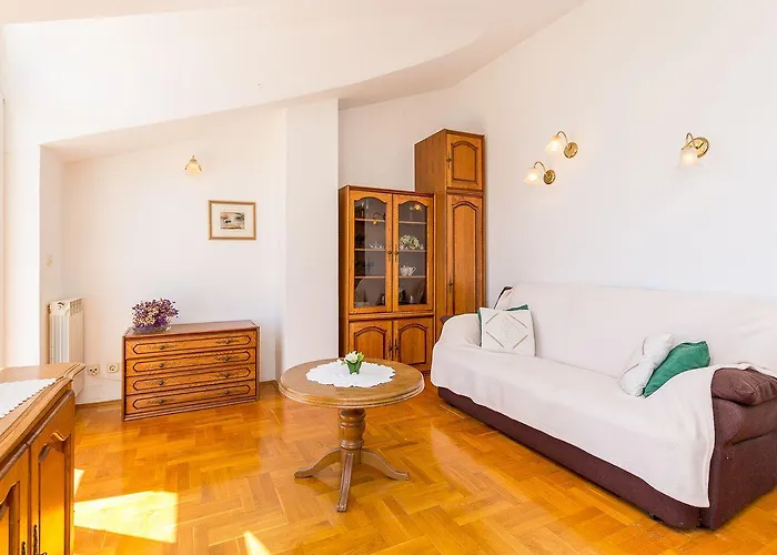 Apartment 50 Meter Bis Zum Mit Meerblick, Kueche, Wlan, Klima Pula